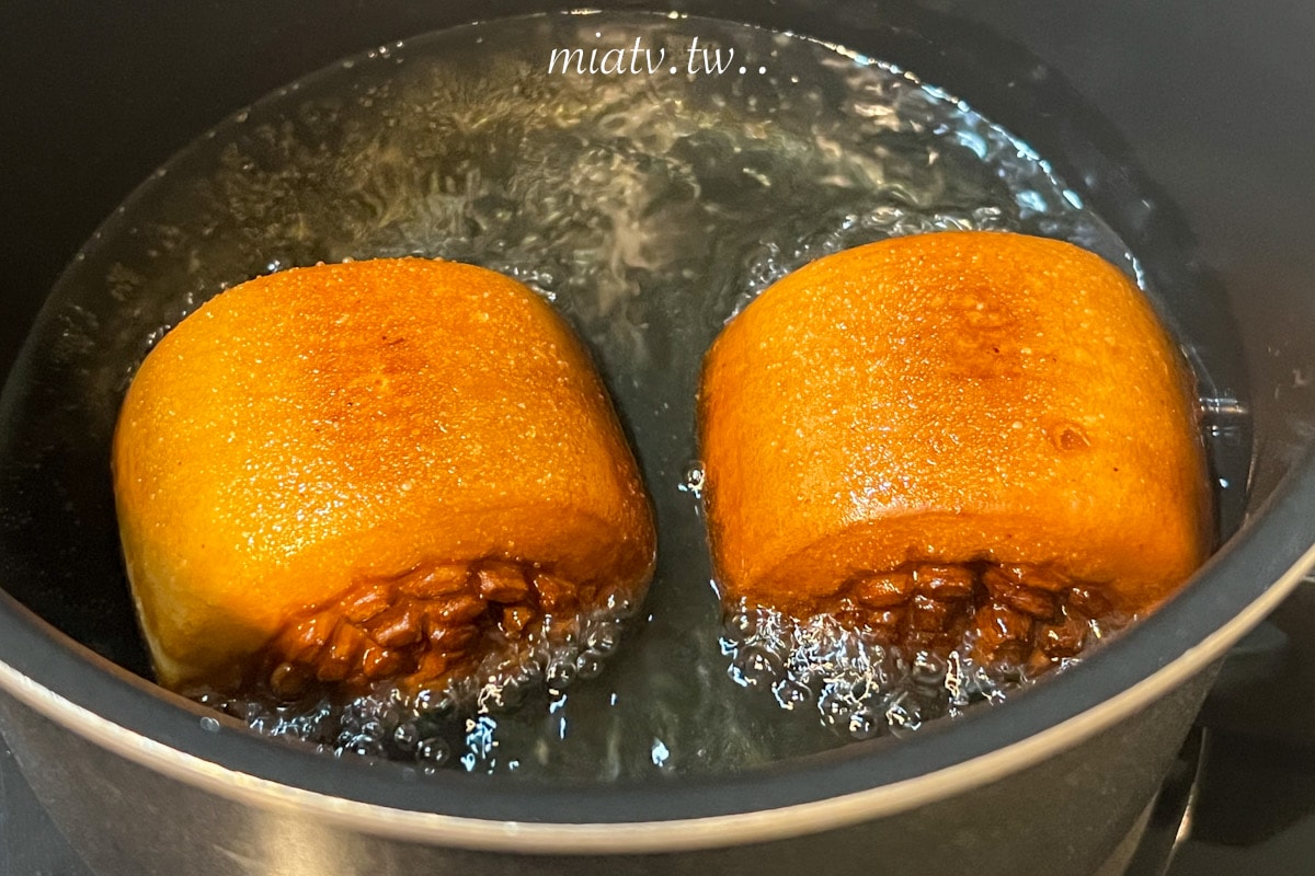 【春水良品開箱】蜂蜜拿鐵風味銀絲卷2款創意吃法 黃金饅頭及花枝排堡食譜| Mia愛下廚 - 第12張圖