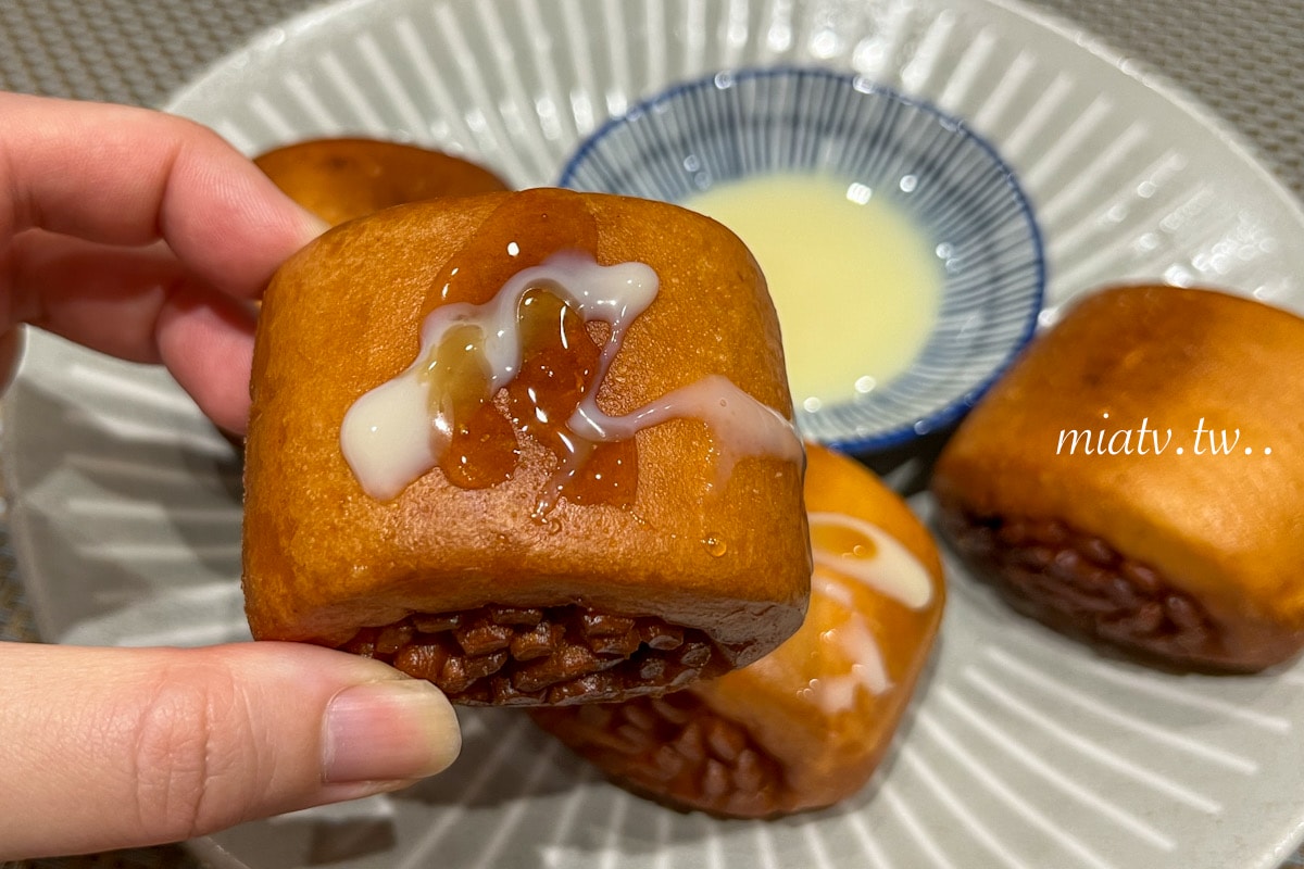 【春水良品開箱】蜂蜜拿鐵風味銀絲卷2款創意吃法 黃金饅頭及花枝排堡食譜| Mia愛下廚 - 第14張圖