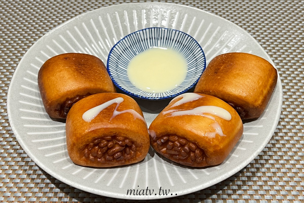 【春水良品開箱】蜂蜜拿鐵風味銀絲卷2款創意吃法 黃金饅頭及花枝排堡食譜| Mia愛下廚 - 第9張圖