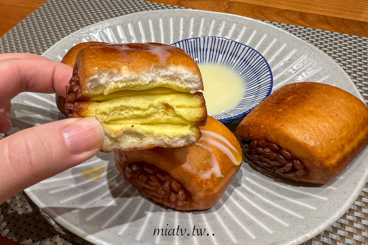 【春水良品開箱】蜂蜜拿鐵風味銀絲卷2款創意吃法 黃金饅頭及花枝排堡食譜| Mia愛下廚 - 第15張圖