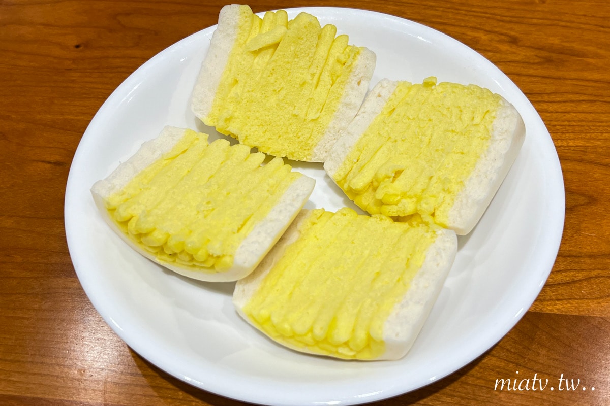 【春水良品開箱】蜂蜜拿鐵風味銀絲卷2款創意吃法 黃金饅頭及花枝排堡食譜| Mia愛下廚 - 第21張圖