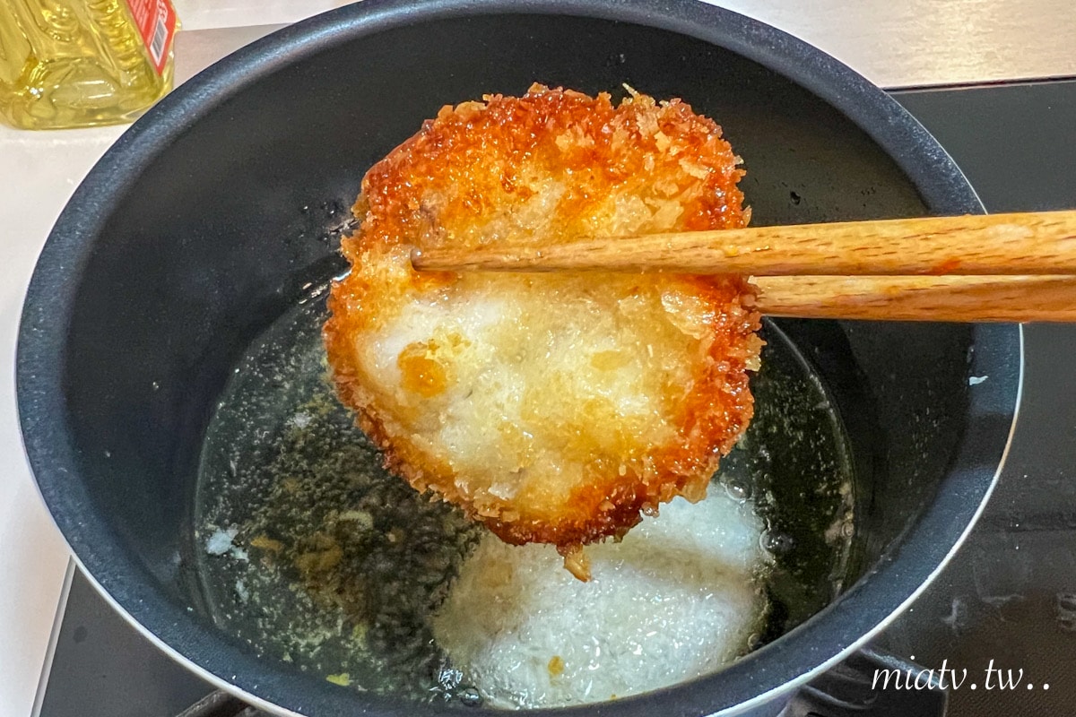 【春水良品開箱】蜂蜜拿鐵風味銀絲卷2款創意吃法 黃金饅頭及花枝排堡食譜| Mia愛下廚 - 第19張圖