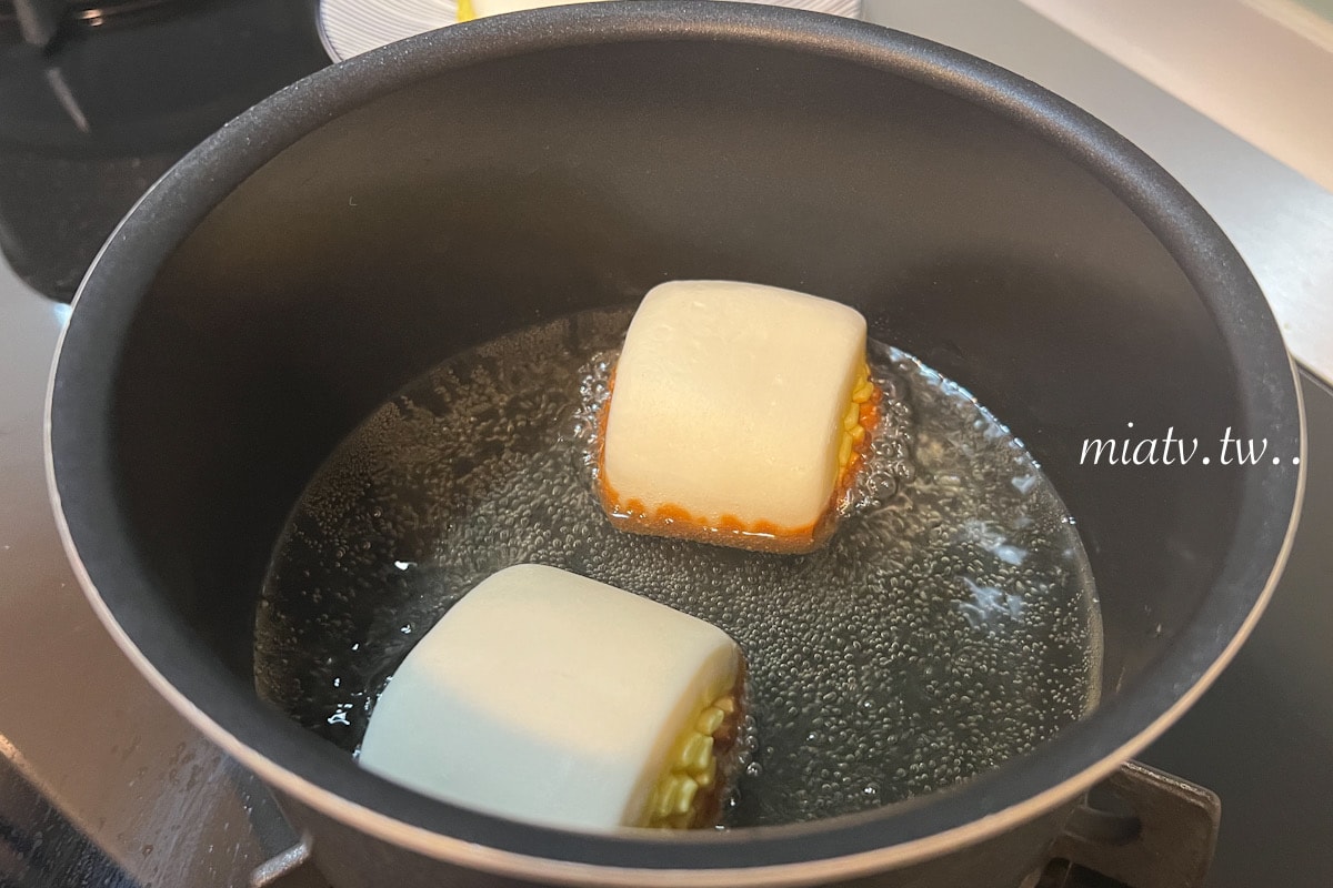 【春水良品開箱】蜂蜜拿鐵風味銀絲卷2款創意吃法 黃金饅頭及花枝排堡食譜| Mia愛下廚 - 第10張圖