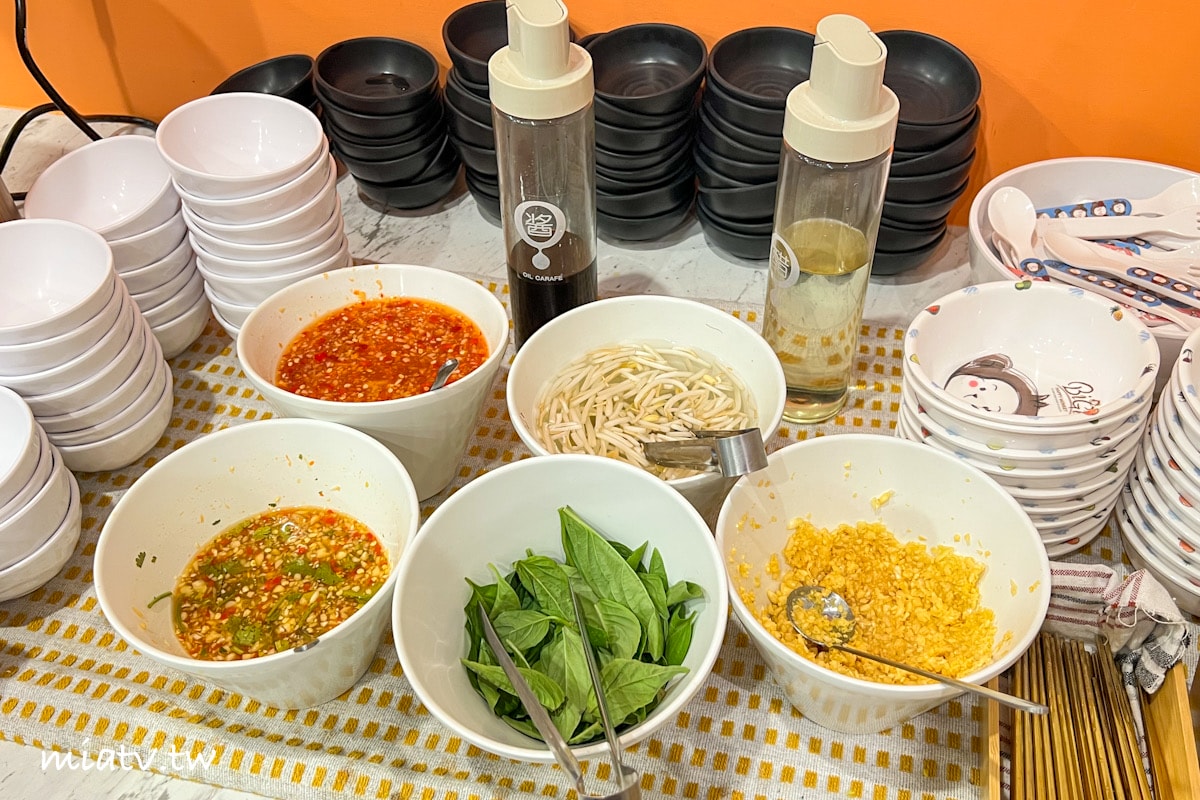 【新北林口美食】香泰迷迷美味食材自由配，泰式奶茶、泰奶金絲卷必點