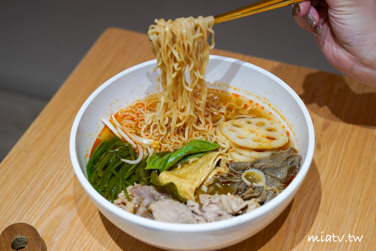 【新北林口美食】香泰迷迷美味食材自由配，泰式奶茶、泰奶金絲卷必點